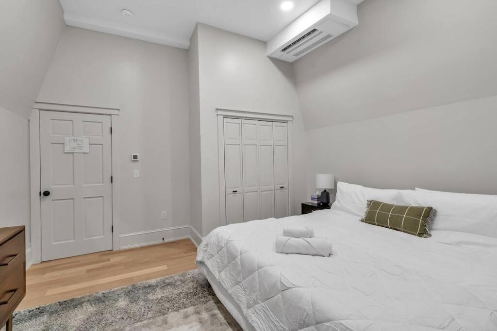 Apartament Carriage House Loft - King Bed And Garage Parking Buffalo Zewnętrze zdjęcie