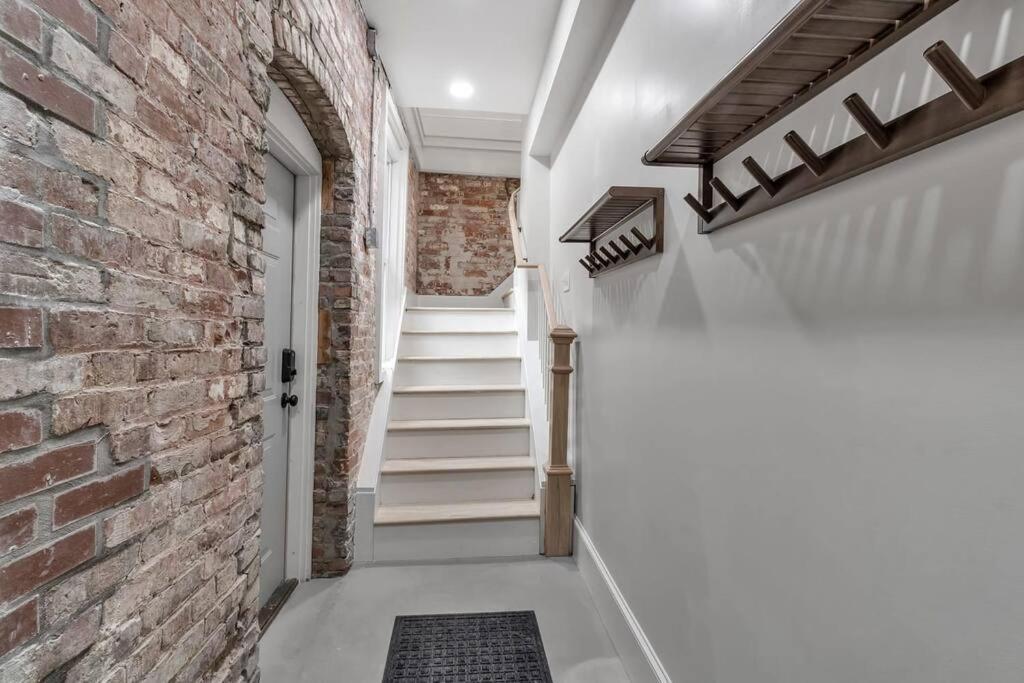 Apartament Carriage House Loft - King Bed And Garage Parking Buffalo Zewnętrze zdjęcie